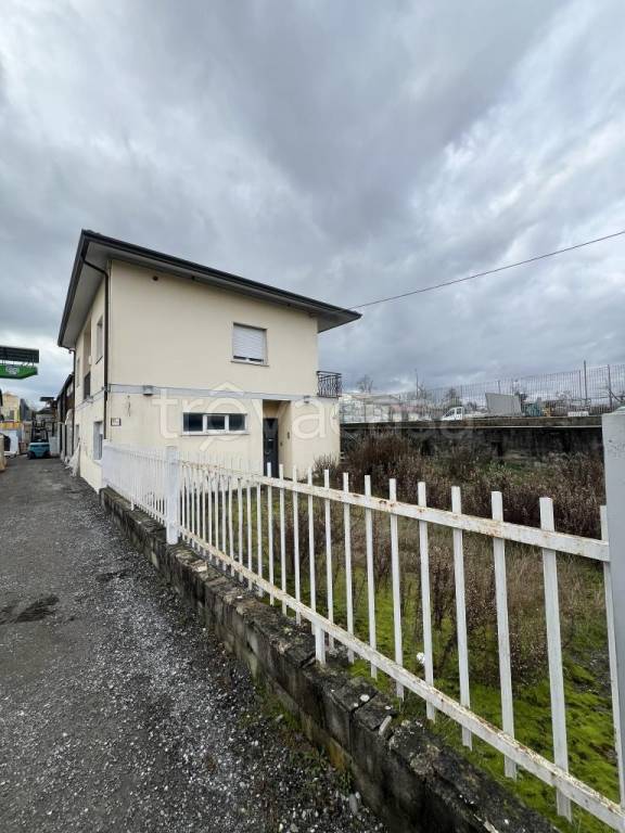 ufficio in vendita a Luni