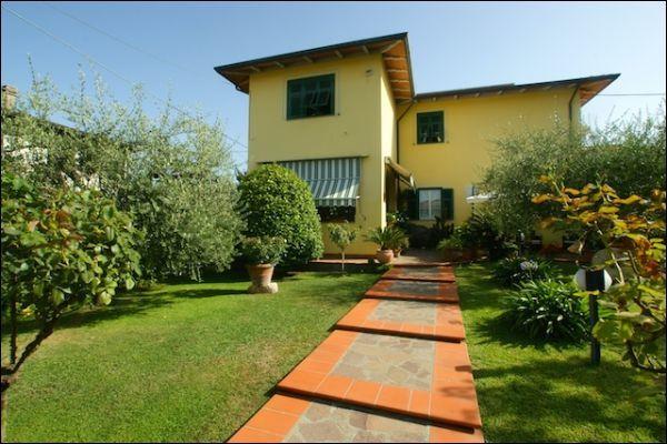 casa indipendente in vendita a Luni