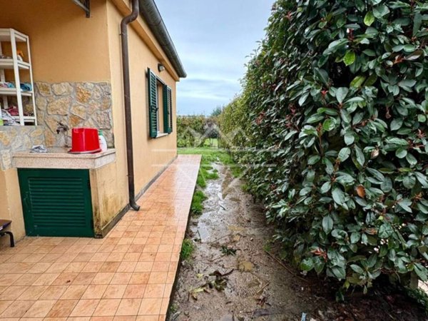 casa semindipendente in vendita a Luni in zona Isola