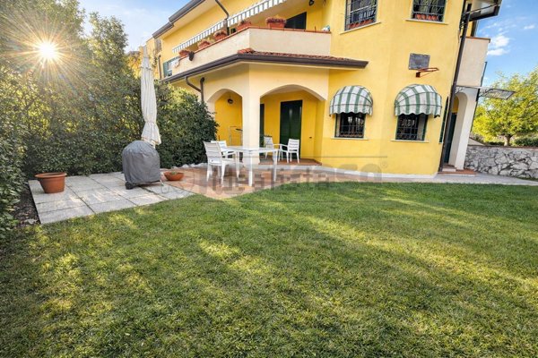 casa semindipendente in vendita a Luni in zona Dogana