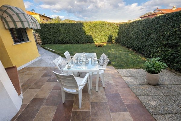 casa semindipendente in vendita a Luni in zona Dogana