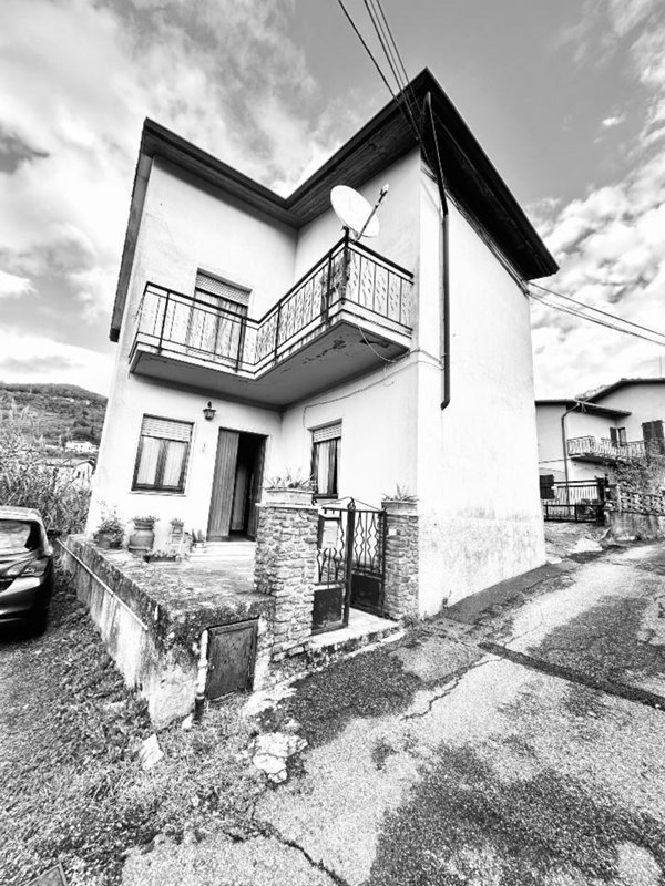 casa indipendente in vendita a Luni in zona Casano