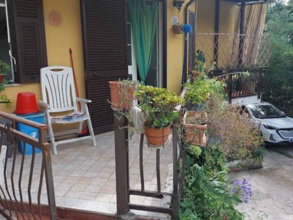 casa indipendente in vendita a Luni in zona Nicola