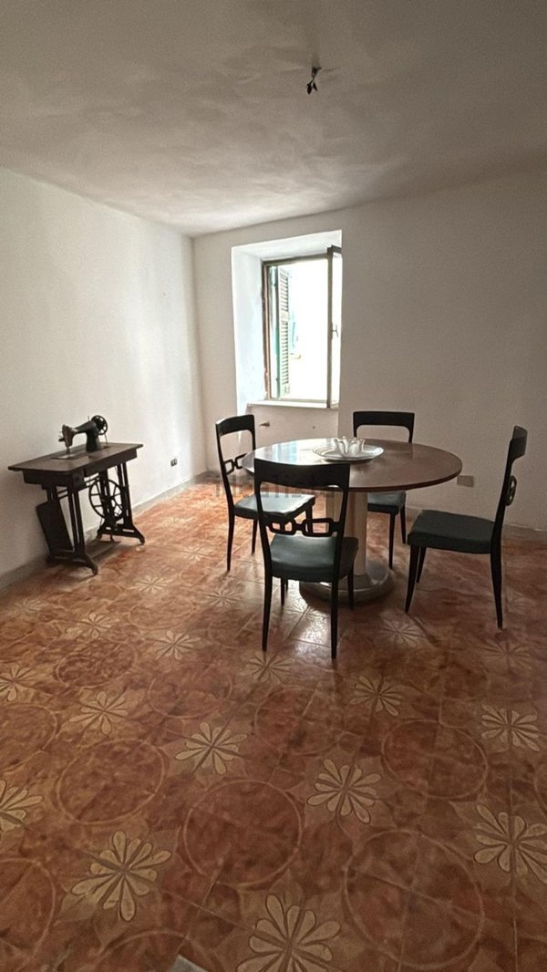 casa indipendente in vendita a Luni