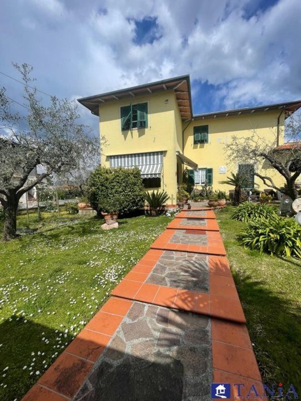 casa indipendente in vendita a Luni