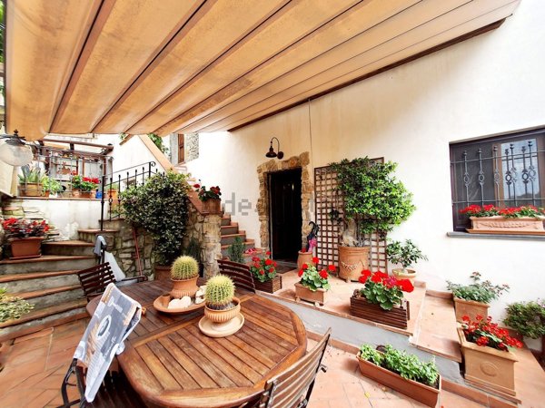 casa indipendente in vendita a Luni