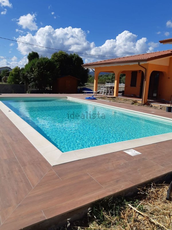 casa indipendente in vendita a Luni