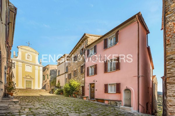 casa indipendente in vendita a Luni in zona Nicola