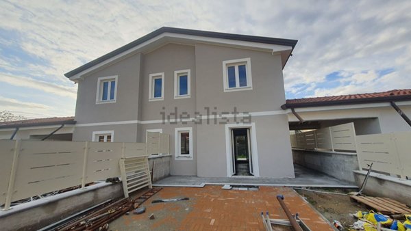casa indipendente in vendita a Luni in zona Dogana