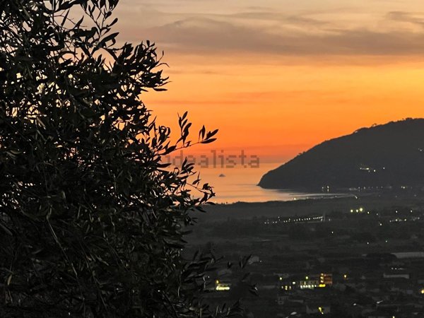 casa indipendente in vendita a Luni in zona Nicola
