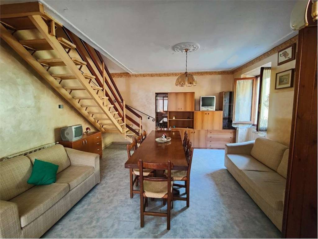 casa indipendente in vendita a Luni in zona Casano