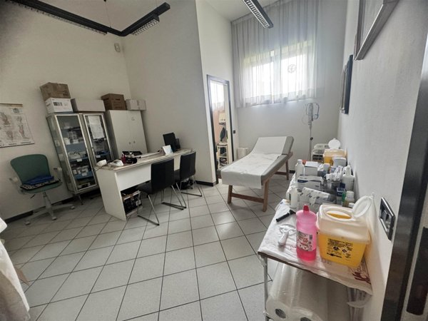 negozio in vendita a Luni in zona Isola