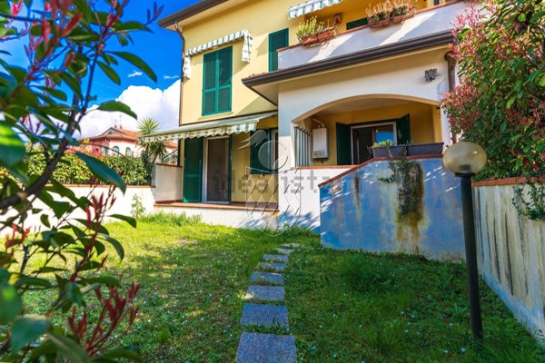 casa indipendente in vendita a Luni