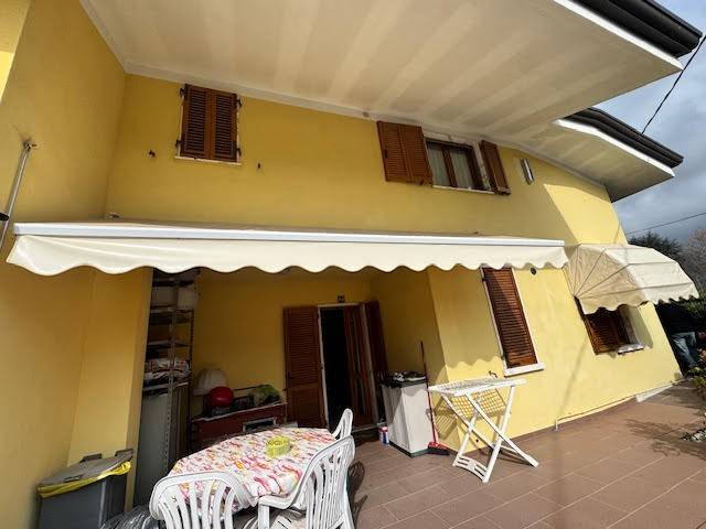 casa indipendente in vendita a Luni