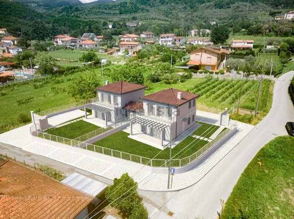 casa indipendente in vendita a Luni