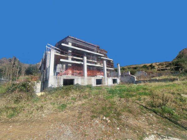 casa indipendente in vendita a Luni