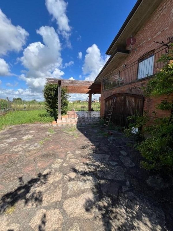 casa indipendente in vendita a Luni in zona Dogana
