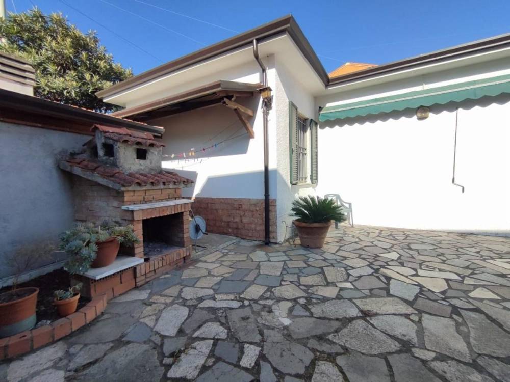 casa indipendente in vendita a Luni in zona Casano