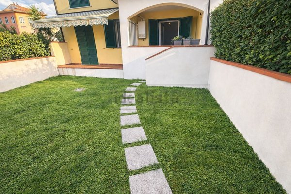 casa indipendente in vendita a Luni in zona Dogana