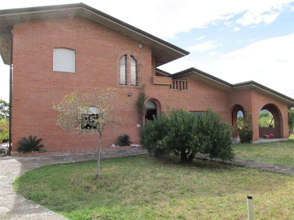 casa indipendente in vendita a Luni