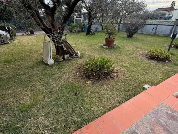 casa indipendente in vendita a Luni