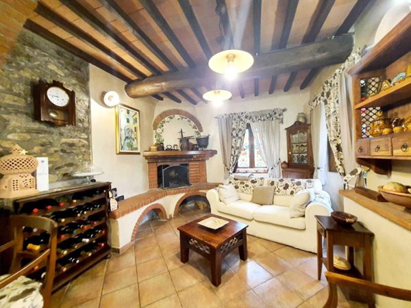 casa indipendente in vendita a Luni