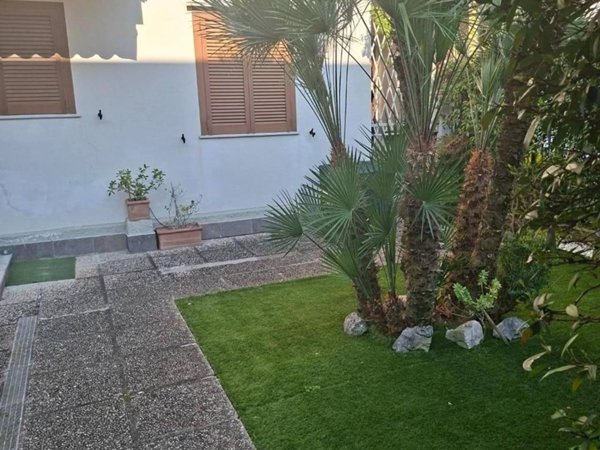 casa indipendente in vendita a Luni