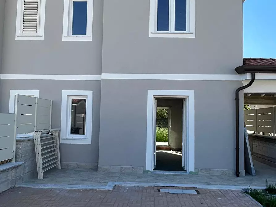 casa indipendente in vendita a Luni