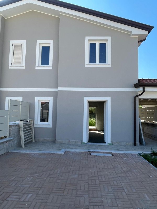 casa indipendente in vendita a Luni in zona Dogana