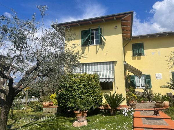casa indipendente in vendita a Luni in zona Isola