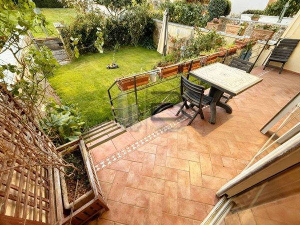 casa indipendente in vendita a Luni in zona Isola