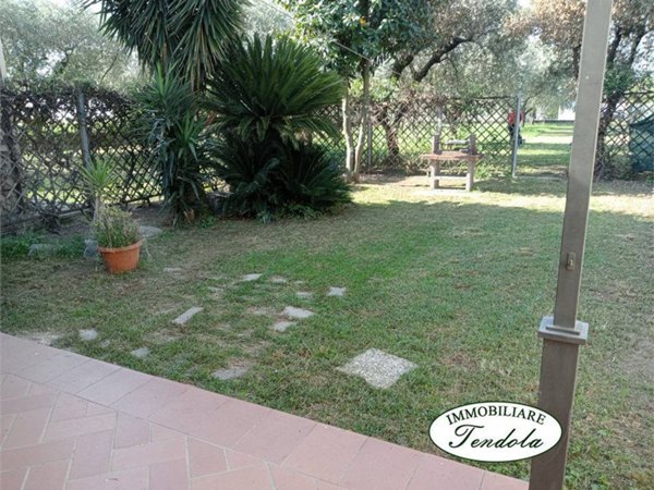 casa indipendente in vendita a Luni