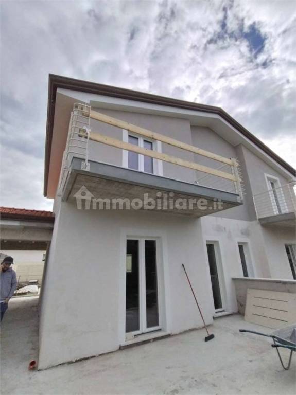 casa indipendente in vendita a Luni