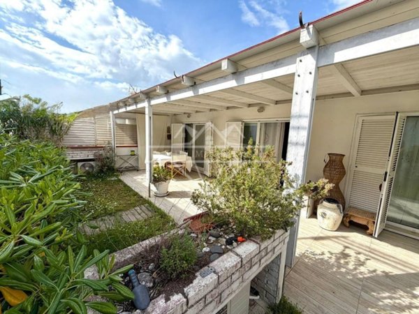 casa indipendente in vendita a Luni