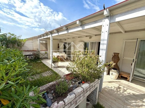 casa indipendente in vendita a Luni