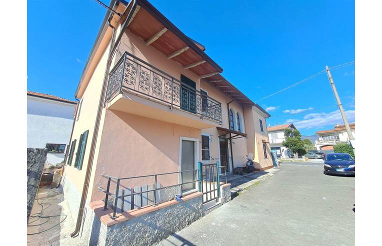 casa indipendente in vendita a Luni in zona Casano