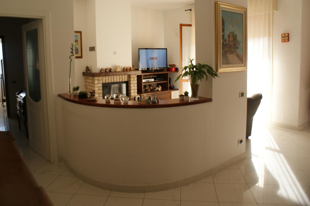 casa indipendente in vendita a Luni