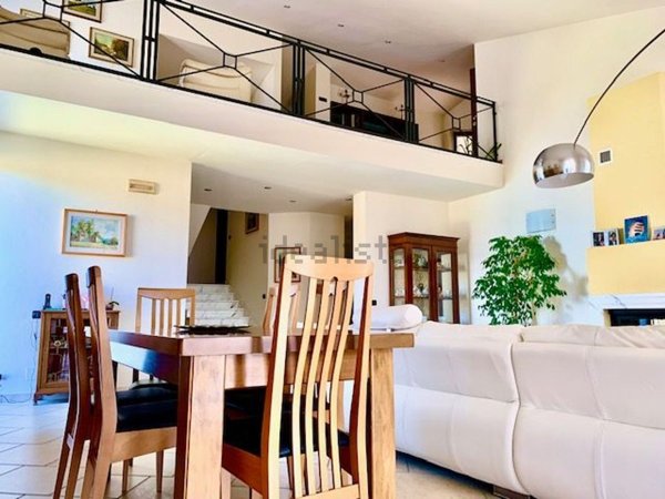 casa indipendente in vendita a Luni