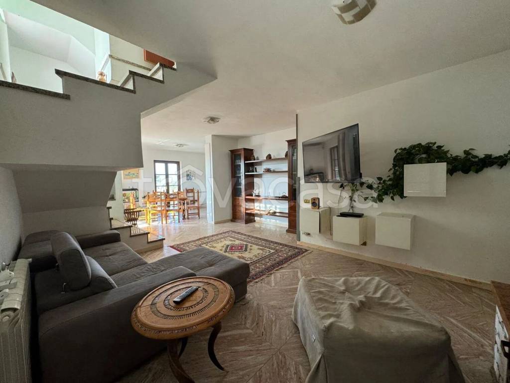 casa indipendente in vendita a Luni