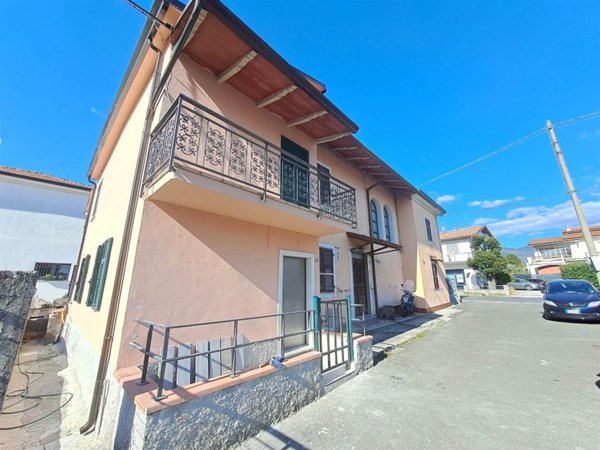 casa indipendente in vendita a Luni in zona Casano