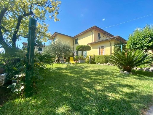 casa indipendente in vendita a Luni