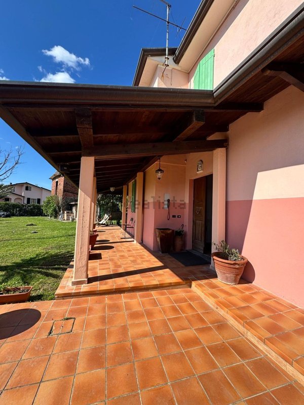 casa indipendente in vendita a Luni in zona Isola