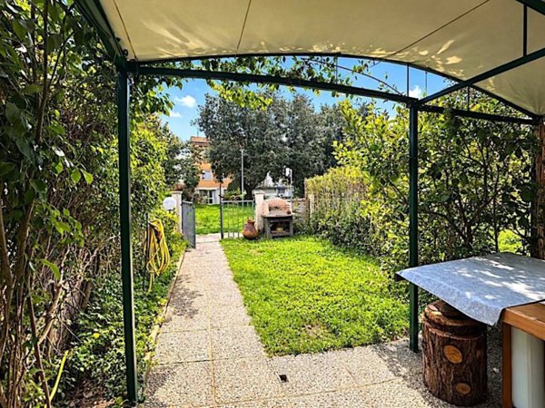 appartamento in vendita a Luni in zona Isola