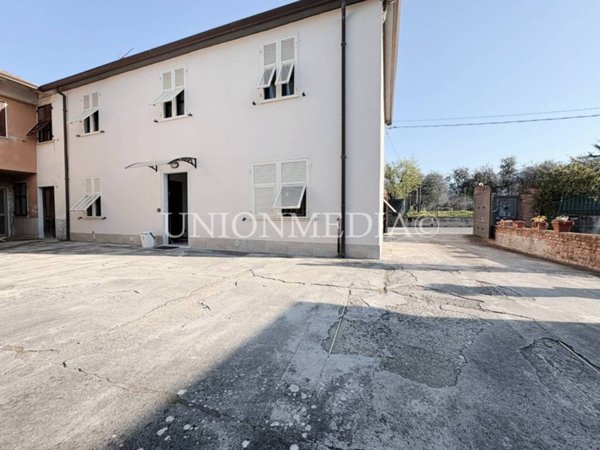 casa indipendente in vendita a Luni in zona Dogana