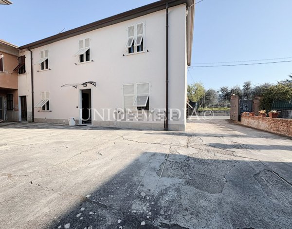 casa semindipendente in vendita a Luni in zona Dogana