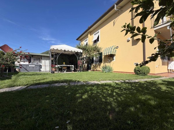 casa indipendente in vendita a Luni in zona Isola