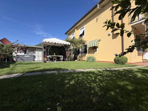 casa indipendente in vendita a Luni in zona Isola