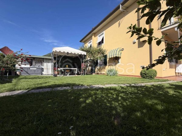casa indipendente in vendita a Luni in zona Isola