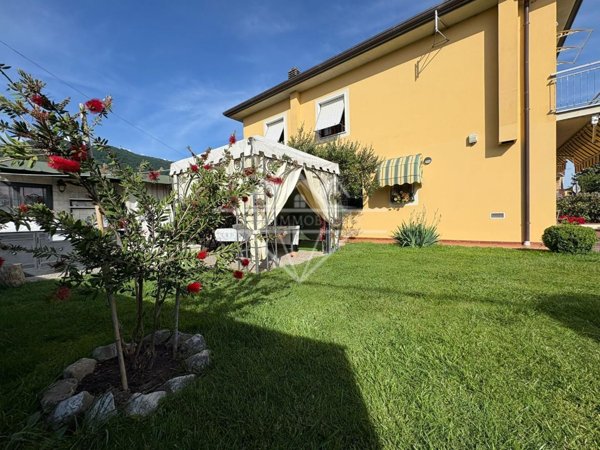 casa indipendente in vendita a Luni in zona Isola