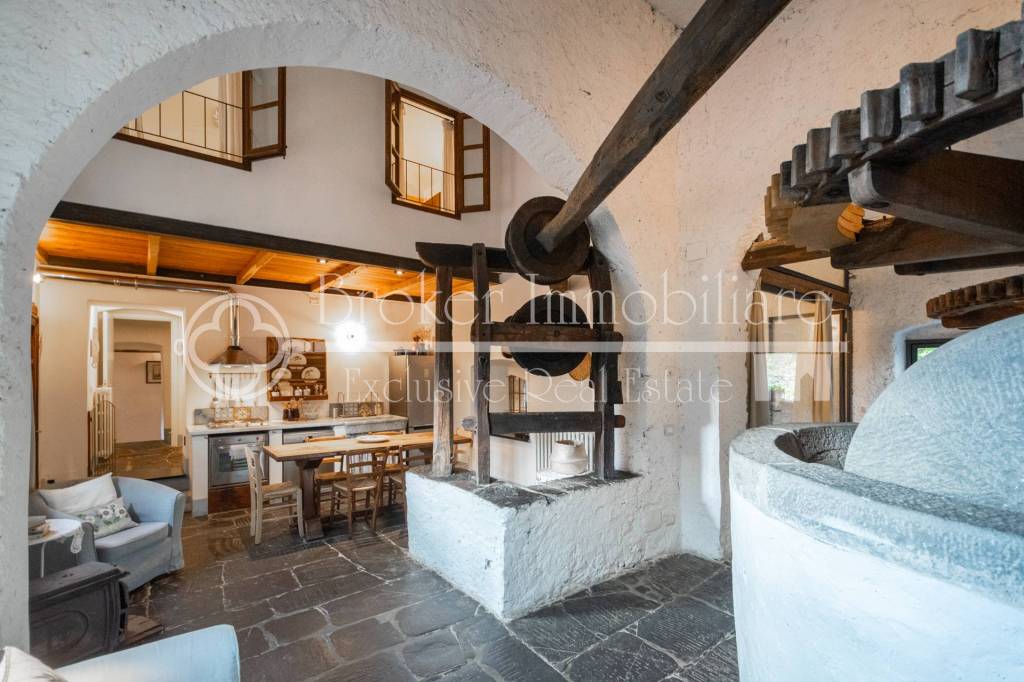 casa indipendente in vendita a Luni